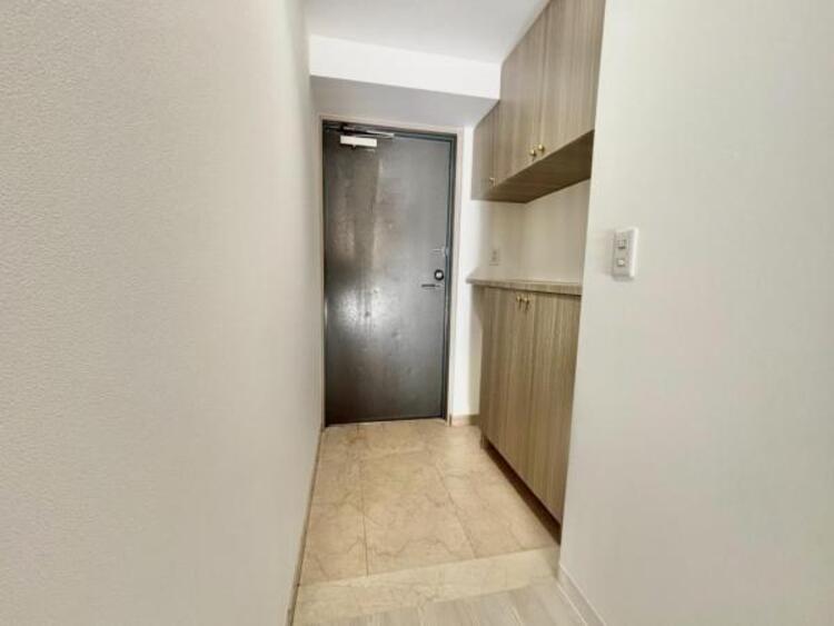 その他 上質感漂う玄関と廊下。居住者の帰り、訪れる方を優しく迎える・安らぎに満ちた生活空間を予感させる。健やかな暮らしを楽しめそう 。