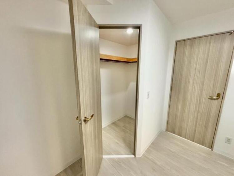 その他 たくさんの洋服をかけることができる収納力と取り出しやすさが魅力のウォークインクローゼット。普段使わない家電やスーツケース、ストック品など何でも片付く嬉しい空間です。