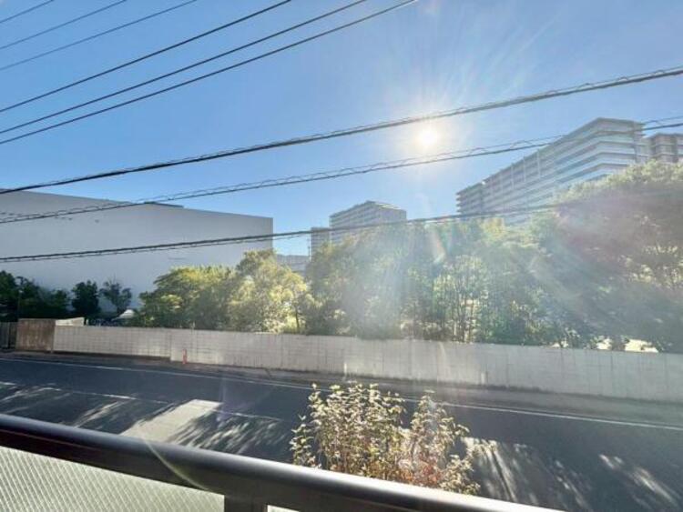 その他 青い空が映えるホワイトカラーのバルコニーを南と西に設置。時間により干す場所を変え、洗濯物を効率良く乾かせます。ふと外を見た時に気持ちを高揚させてくれる開放感も魅力的です。