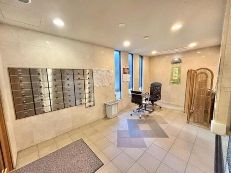 その他 上質感漂う玄関と廊下。居住者の帰り、訪れる方を優しく迎える・安らぎに満ちた生活空間を予感させる。健やかな暮らしを楽しめそう 。