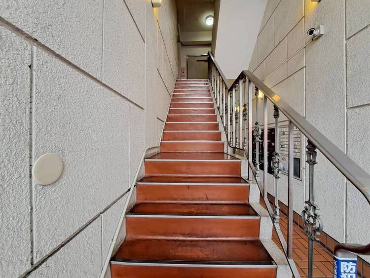 その他 共用部の階段です。明るく清潔に管理されています。