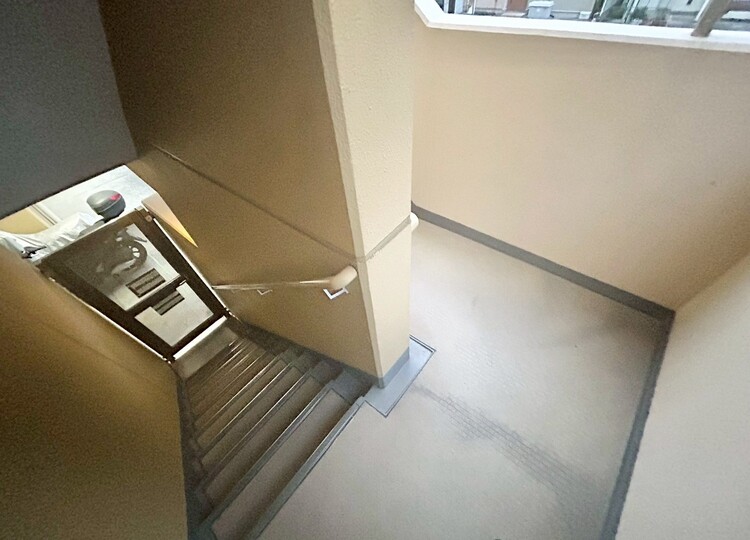 その他 共用部の階段です。明るく清潔に管理されています。