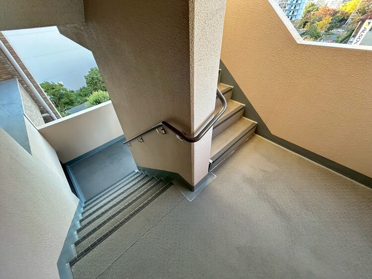 その他 共用部の階段です。明るく清潔に管理されています。