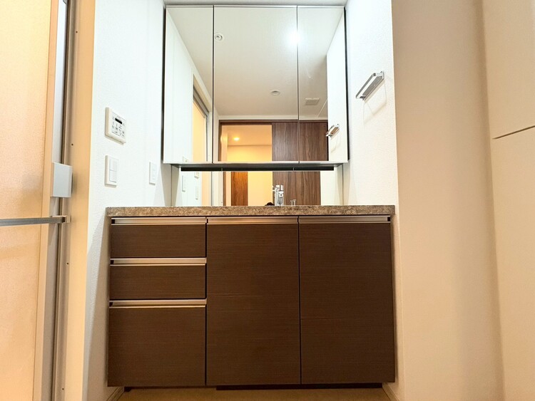 その他 清潔感を感じられる洗面化粧台。