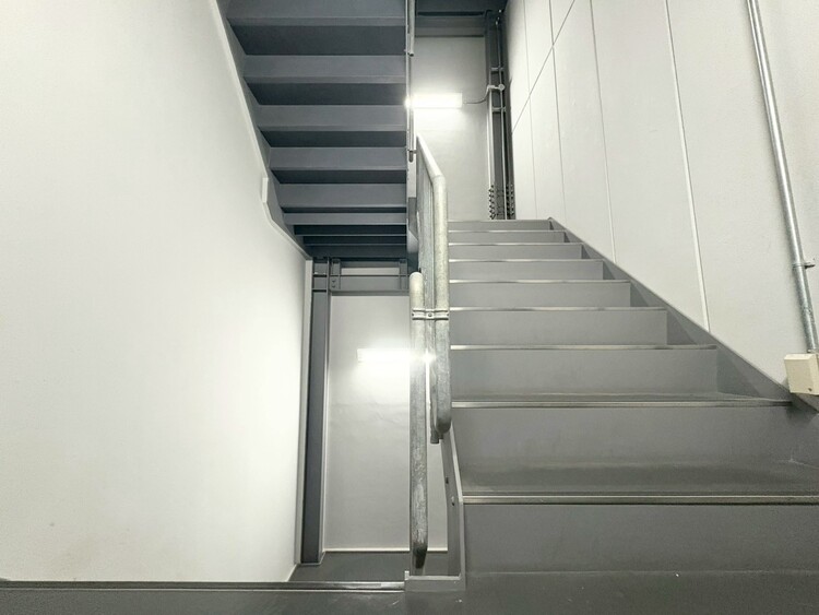 その他 共用部の階段です。明るく清潔に管理されています。
