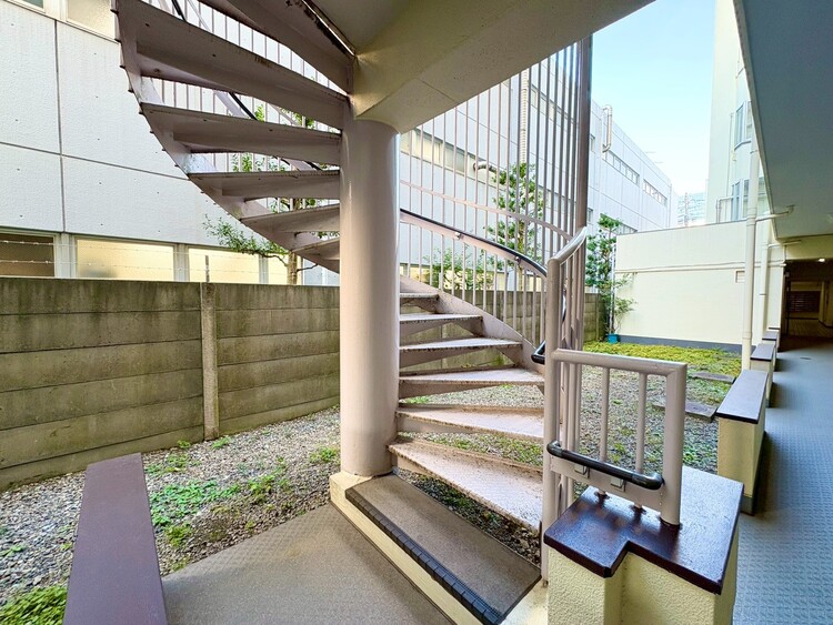 その他 共用部の階段です。明るく清潔に管理されています。