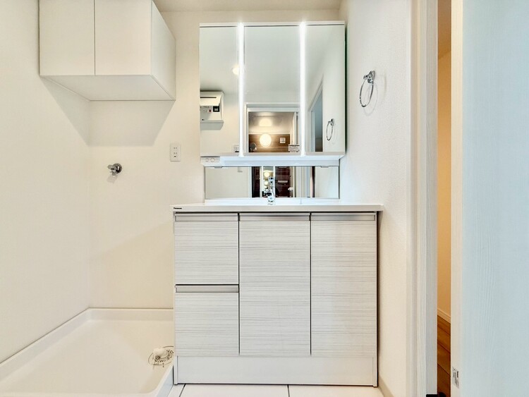 その他 清潔感を感じられる洗面化粧台。