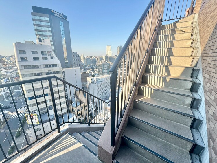 その他 共用部の階段です。明るく清潔に管理されています。