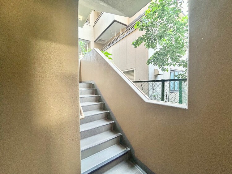 その他 共用部の階段です。明るく清潔に管理されています。