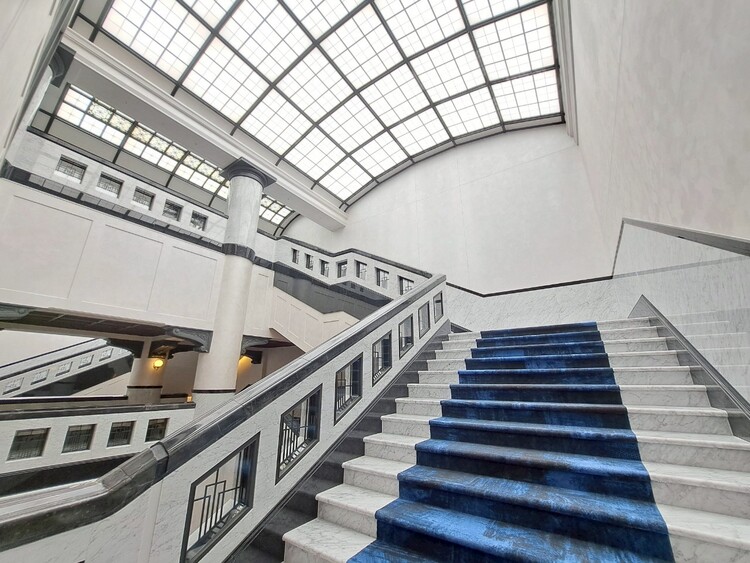 その他 共用部の階段です。明るく清潔に管理されています。