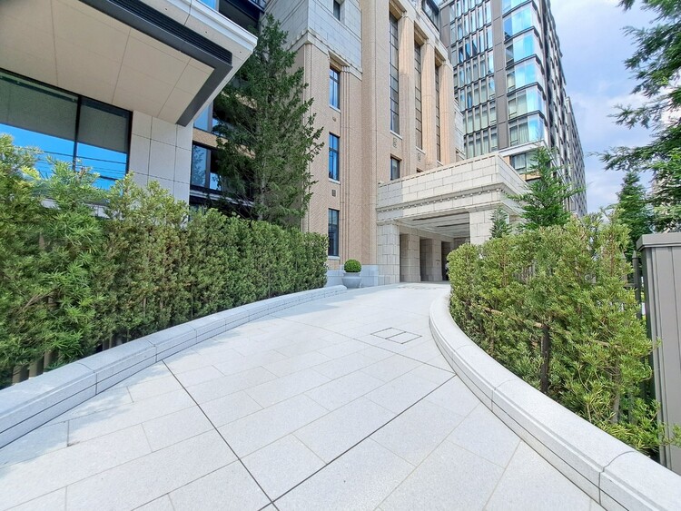 その他 上質感漂う玄関アプローチです。