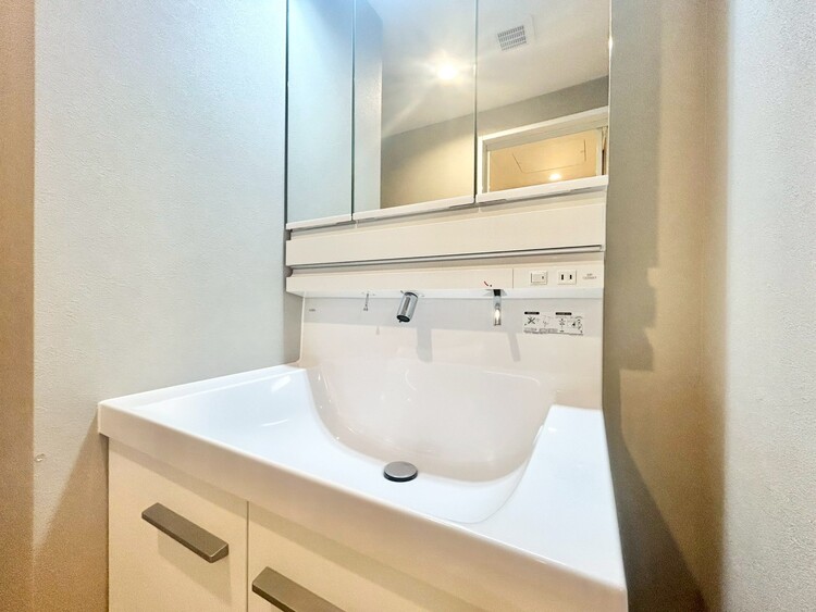 その他 清潔感を感じられる洗面化粧台。