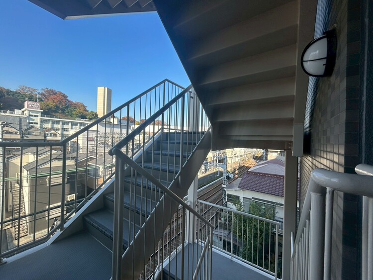 その他 共用部の階段です。明るく清潔に管理されています。