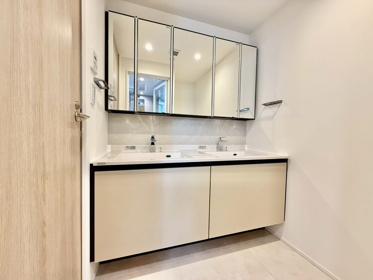 その他 清潔感を感じられる洗面化粧台。