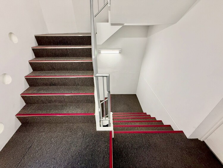 その他 共用部の階段です。明るく清潔に管理されています。