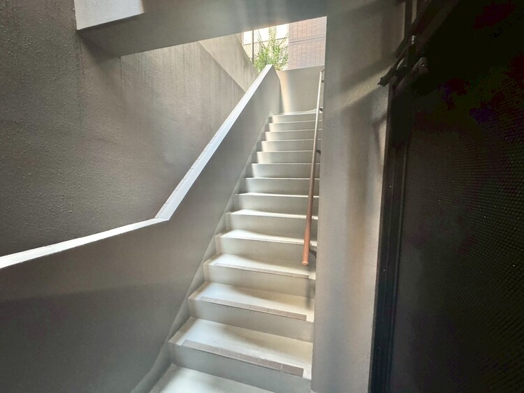 その他 共用部の階段です。明るく清潔に管理されています。