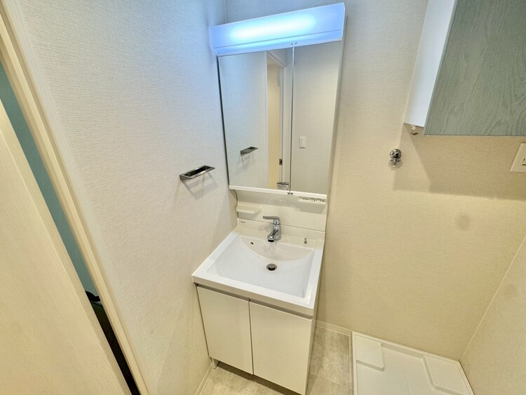 その他 清潔感を感じられる洗面化粧台。