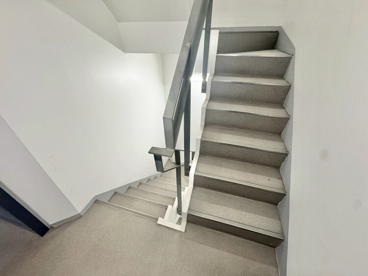 その他 共用部の階段です。明るく清潔に管理されています。