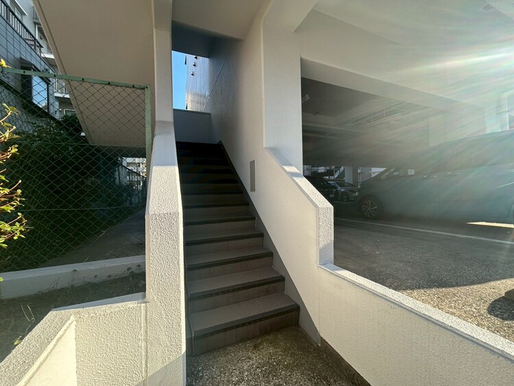 その他 共用部の階段です。明るく清潔に管理されています。