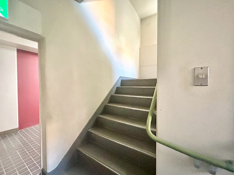 その他 共用部の階段です。明るく清潔に管理されています。