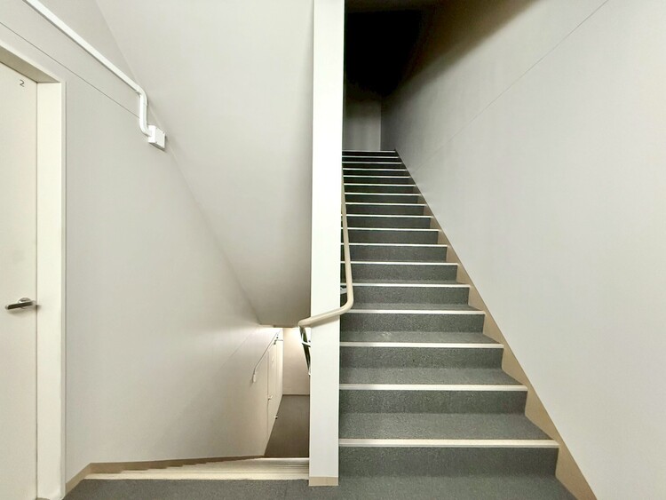 その他 共用部の階段です。明るく清潔に管理されています。