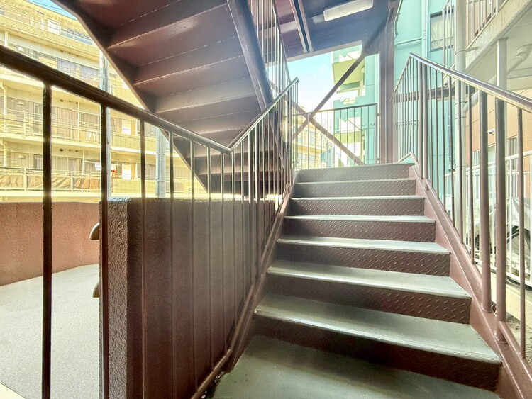 その他 共用部の階段です。明るく清潔に管理されています。