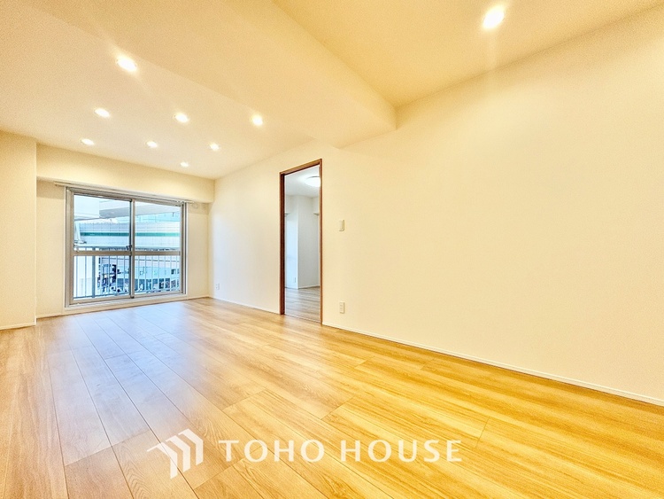 内装 ◆木漏れ日◆の様な採光が優しく足元を照らし、心地いい暮らしの道しるべを写し出す。この空間で過ごす家族との語らいの時間がとても素敵で幸せを感じるかもしれない。