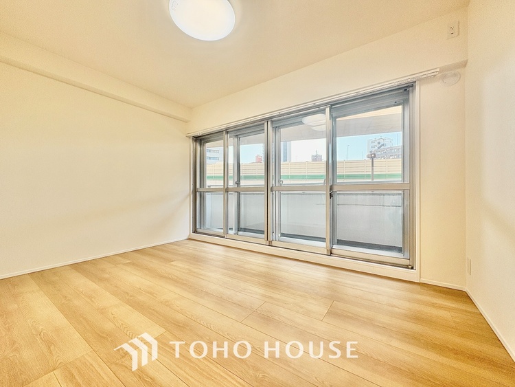 内装 ◆間接照明◆オレンジ色の光が僕達を大人な気分にさせる。静かで優しく語りかけるその光は、今日の終わりを告げてくれ、でも明日にはいい事が必ず来るよ。そんな囁きが聞こえてくる