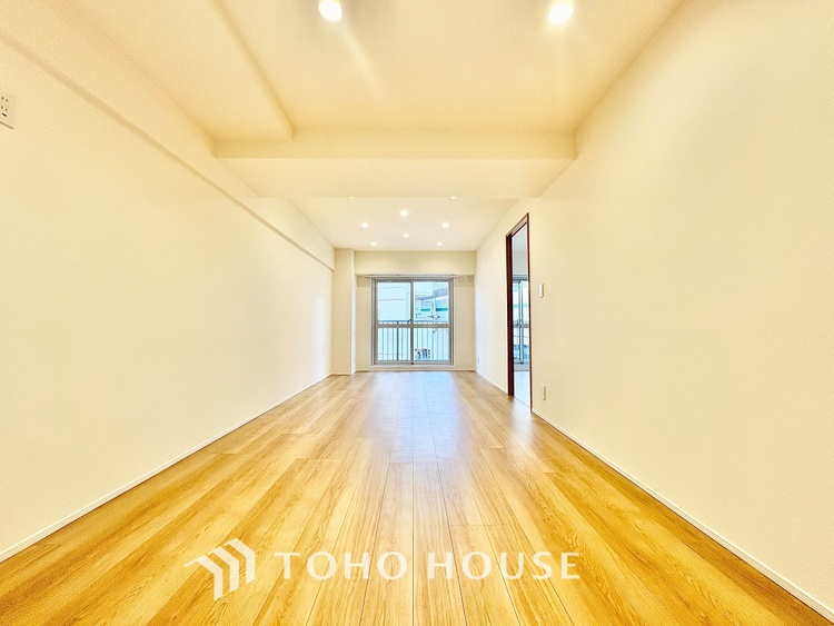 内装 ◆リビング◆たくさんの窓から注ぐ太陽の光。時間の経過とともに光と影のコントラストがこの空間のムードを変え、部屋に変化と温もりをもたらしてくれる。