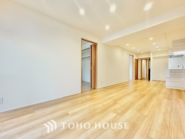 内装 ◆今宵の食卓◆ダウンライトに反射するグラスを眺めながらワインを注ぐ。トクトクと心地いい音をさせながら、フランスの古城を思わせる薫りがたちこめ、とても幸せな時を過ごせる。