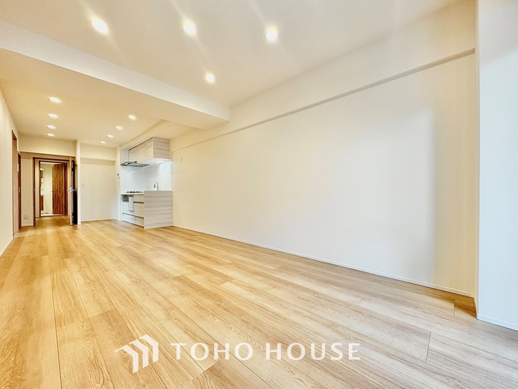 内装 ◆窓を開けると◆冷涼な風、そよぐリビング。だんらんの場所はここから始まり、ここで終わる。家族の笑顔が集う素敵な場所だから、こだわり抜いた思いが詰まっているのだと思う。