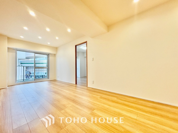 内装 ◆リビング◆そこには目を輝かせ笑顔で見つめてくれる君がいて、「おかえり」の言葉がこだまする。何気ない日々の挨拶は僕にとっては幸せで、同時に君の瞳にも恋している。