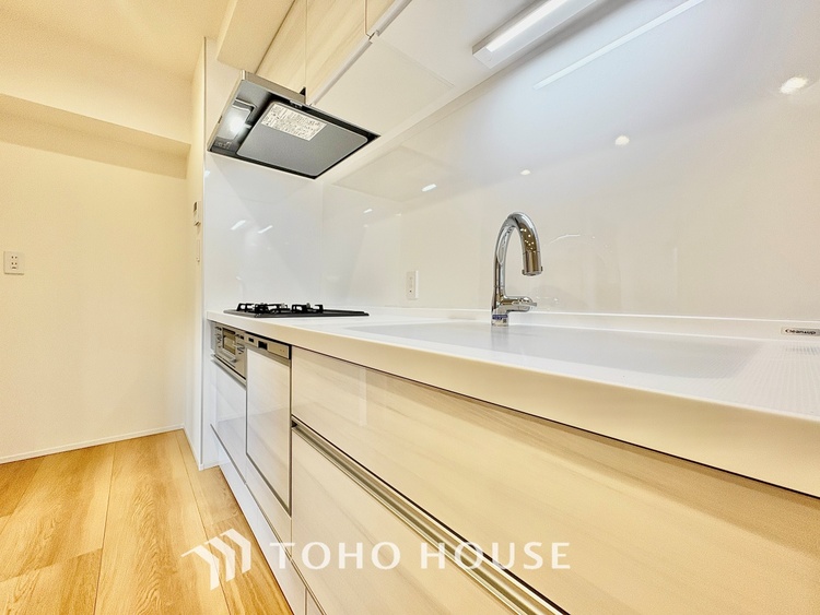 キッチン ◆キッチン◆美しく使いやすいキッチンは油汚れが簡単に拭き取れる素材で加工されており、浄水器シャワーから流す水の音を軽減する静かなシンクを採用。見えないところにさり気ない配慮が嬉しいですね