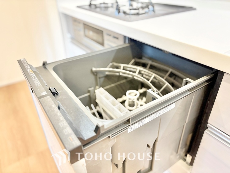 キッチン ◆今宵の食卓◆ダウンライトに反射するグラスを眺めながらワインを注ぐ。トクトクと心地いい音をさせながら、フランスの古城を思わせる薫りがたちこめ、とても幸せな時を過ごせる。