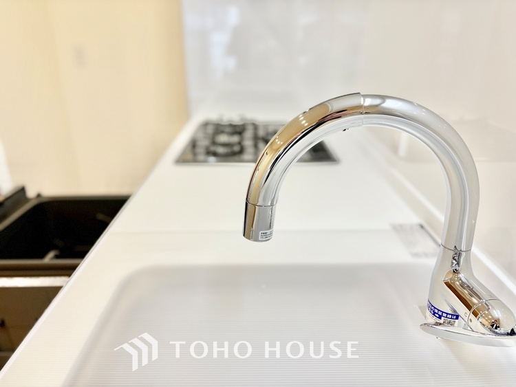 キッチン ◆キッチン◆美味しい料理を作りたくなるような気持にさせてくれる、腕を振るえる自慢のスペース。見上げると柔らかなダウンライトが包み込み、彩りを添えます。艶と光沢のある居心地の良いわが家のキッチン。