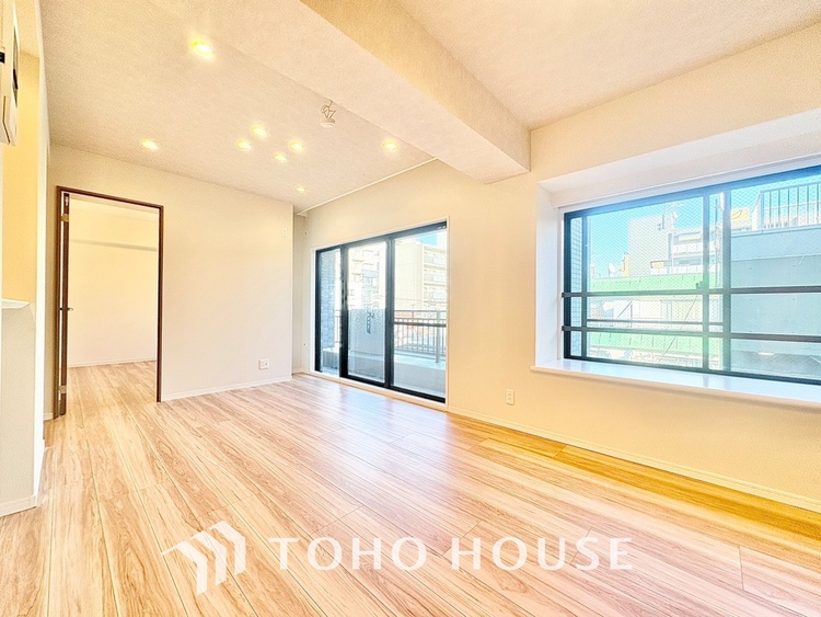 内装 【living】居心地のいい暮らしには欠かせない眩い採光。ゆったりとした幅の窓からこの空間に降り注ぐ採光が絶えない。明るいリビングこそ居心地のいい暮らしが待っているのだと思う。