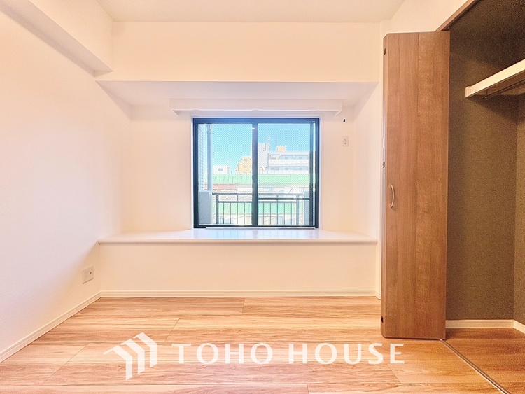 内装 風の通り道。舞い込んでくる風が優しく躍り、室内に爽やかな空気を運んでくる。そこに季節の息吹を感じて、いまがどんな季節なのかを実感する。