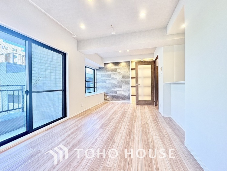 内装 ◆サンサンと◆差し込む太陽の光がこのリビングに笑いをもたらす。ソファの上のクッションがポカポカした暖気にぬくぬくと微睡んでいる。