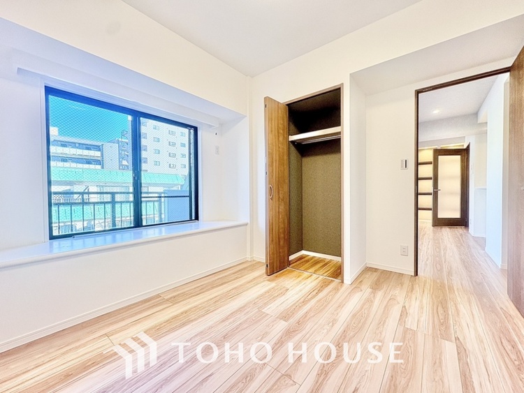 内装 使いやすく、明るい洋室に仕上がります。子供部屋や趣味のお部屋にご利用できます。ご自身で家具などを配置し、素敵な空間を創り上げられます。