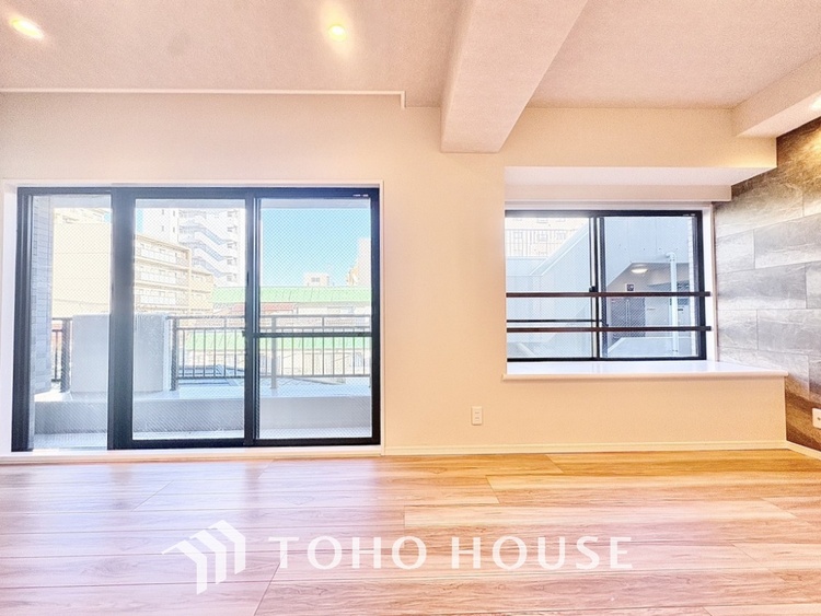 内装 ここはみんなが集い、食事と楽しい会話が始まる場所。話に夢中になりすぎて、ついつい時を忘れ、夜半過ぎになってしまう。そんな束の間の幸せを感じさせてくれます。