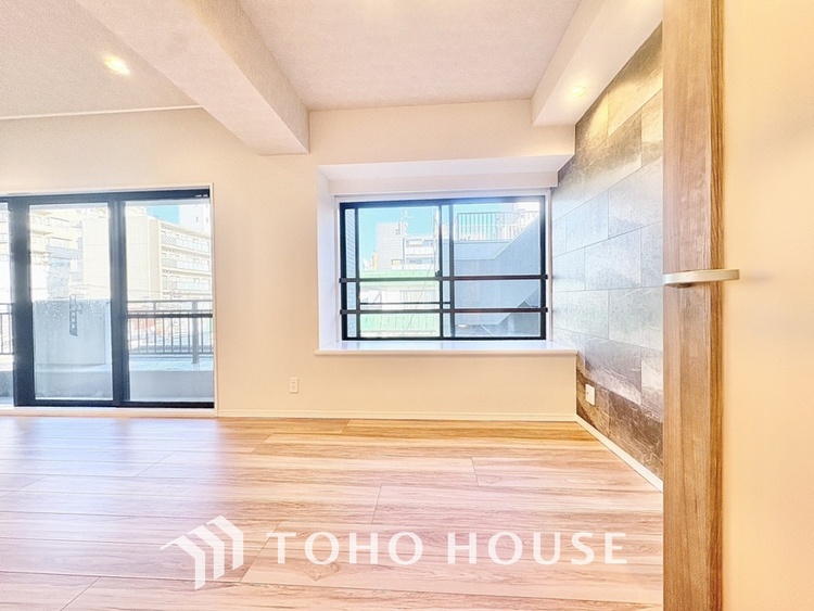 内装 使いやすく、明るい洋室に仕上がります。子供部屋や趣味のお部屋にご利用できます。ご自身で家具などを配置し、素敵な空間を創り上げられます。