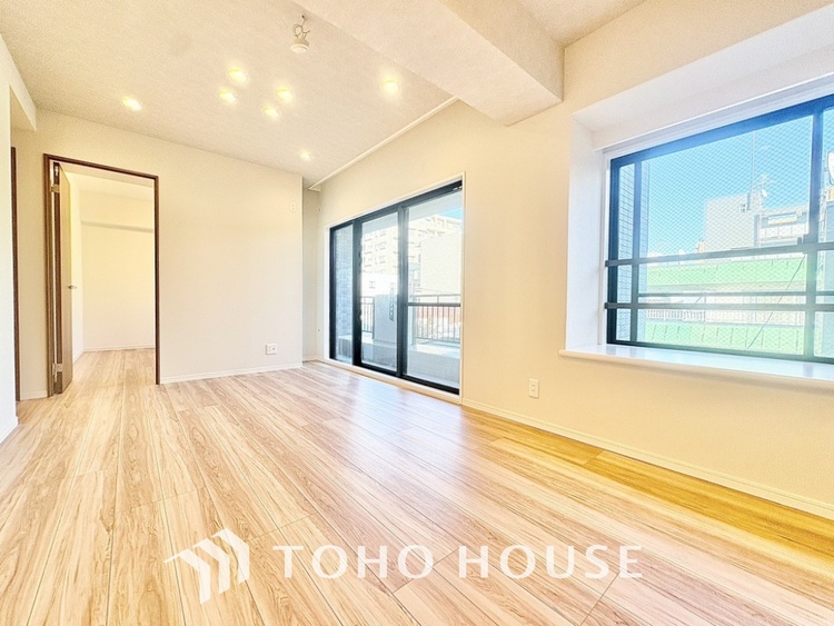 内装 使いやすく、明るい洋室に仕上がります。子供部屋や趣味のお部屋にご利用できます。ご自身で家具などを配置し、素敵な空間を創り上げられます。