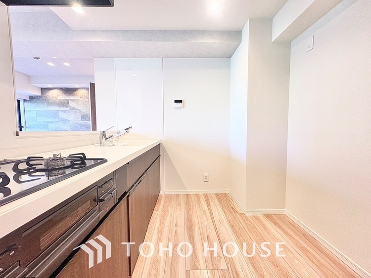 キッチン 手元の収納から、足元の収納までが全てスライド式で、奥のスペースまで有効に活用できます。奥まで上から見渡せるので、たまにしか使わない調理器具もサッと取出せます。