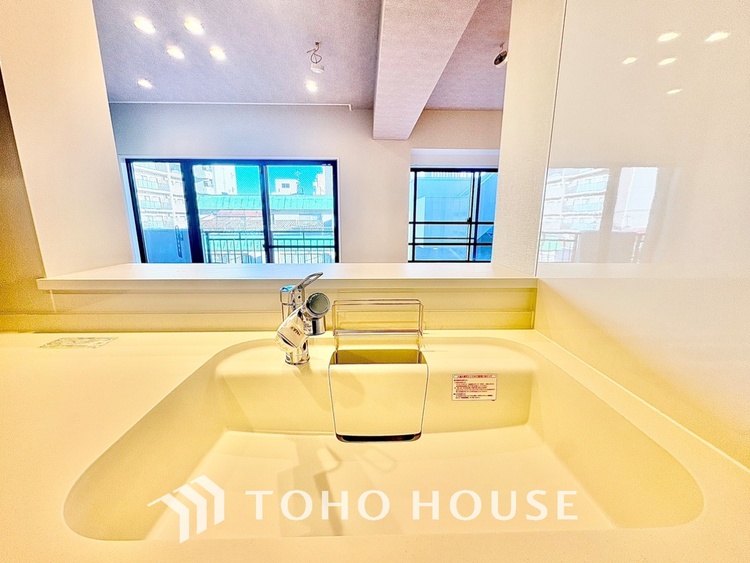 キッチン ◆愛育◆キッチンは家族の絆を育む大切な空間。シンプルで使い易いSystemKitchenで愉しく作る料理は愛情のある美味しいご馳走に。家族で使える広々としたダイニングキッチンです。