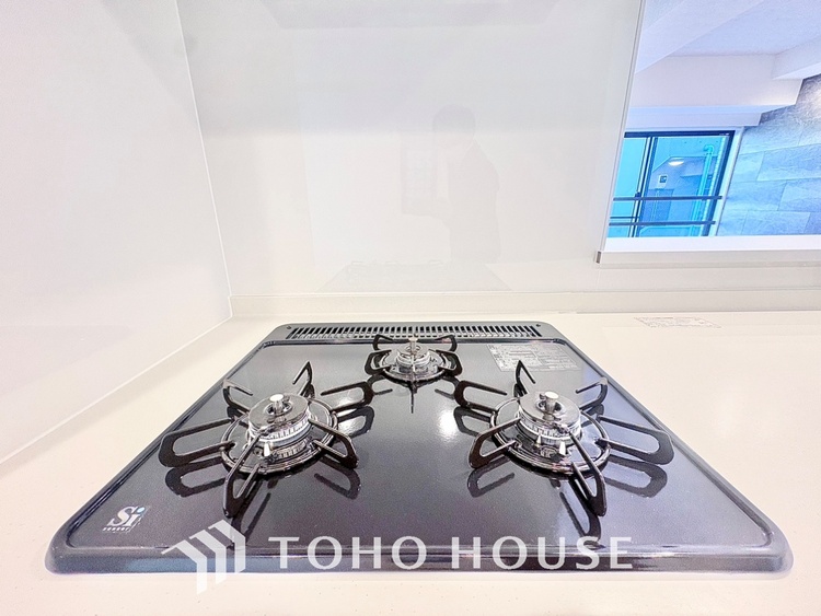 キッチン キッチンは家族の絆を育む大切な空間。シンプルで使い易いシステムキッチンで愉しく作る料理は愛情のある美味しいご馳走に。家族で使えるダイニングキッチンです。