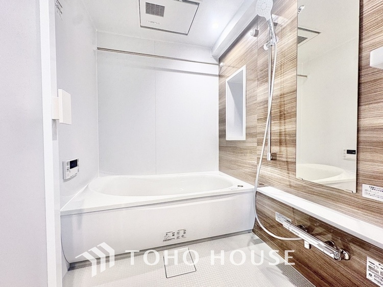 風呂 【浴室】《一日の疲れを落としてくれる場所は、落ち着く場所でなければならない》　高級感溢れるカラーと大きさ・柔らかな曲線で構成された半身浴も楽しめるバスタブが心地よさをもたらします。