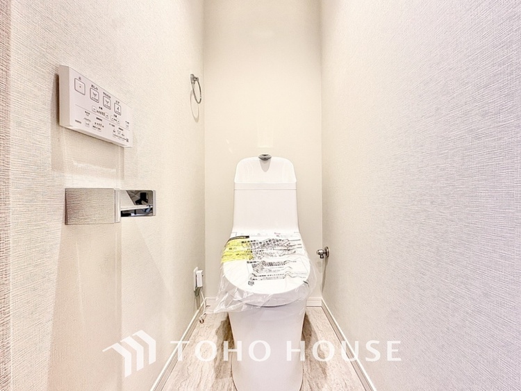 トイレ 清潔感あるホワイト調のクロスと温もり溢れるモダンカラーの床材が見事に調和した本邸宅は、毎日の生活を少しでも快適に過ごして頂ける様に落ち着いた雰囲気作りから行っています。