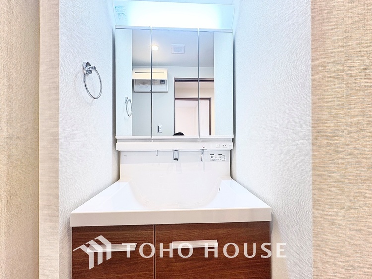 洗面 気持ちの良い朝をつくりだし、夕方には笑顔を取り戻させてくれるミラー。パウダールームはいつでも本来の自分を取り戻せる空間。明るく仕上げてあります。