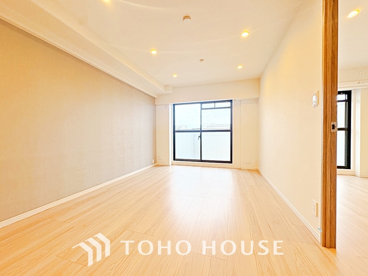 内装 忙しい朝でも、しっかり家族が揃って食事をして頂けるゆとりある大きさのダイニングスペース。リビングと和室の続き間は急な来客時になど使い勝手が良いです。実際の空間を体感してみて下さい！