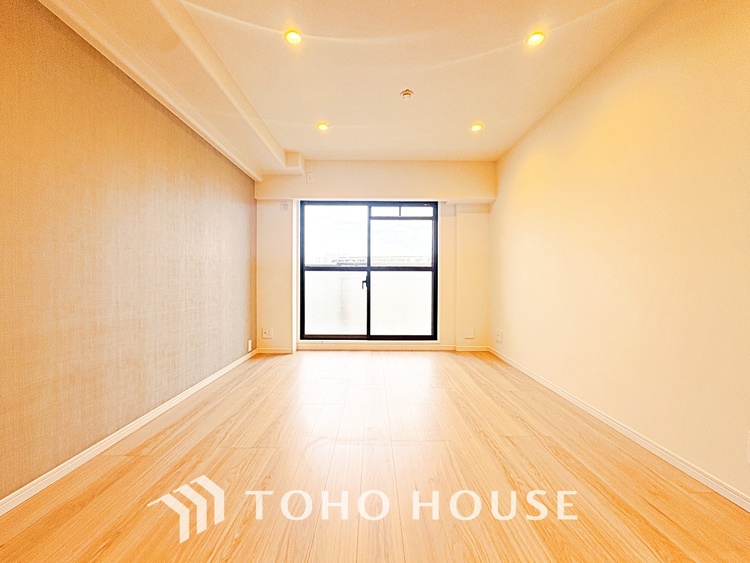 内装 【living】居心地のいい暮らしには欠かせない眩い採光。ゆったりとした幅の窓からこの空間に降り注ぐ採光が絶えない。明るいリビングこそ居心地のいい暮らしが待っているのだと思う。